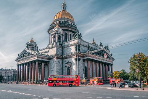 Экскурсионный автобус у Иссакиевского собора