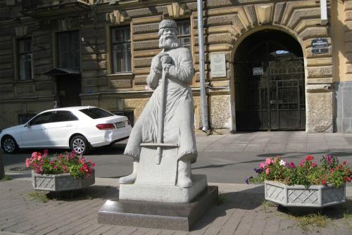 Памятник Дворнику на Островского