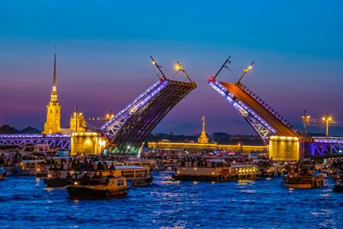 Разводные мосты - самая главная ночная достопримечательность Петербурга