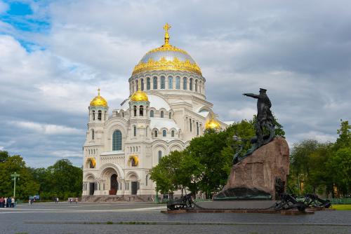 Свято Николаевский собор и памятник Макарову