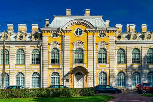Фасад здания музея семьи Бенуа в Петергофе