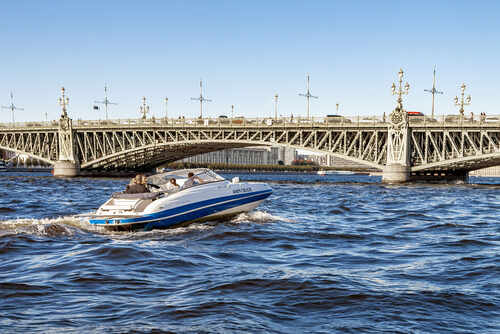 Под этим мостом пройдет каждый, кто отправится на речную экскурсию