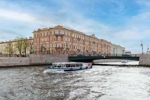 Лето. Фонарный мост и кораблик