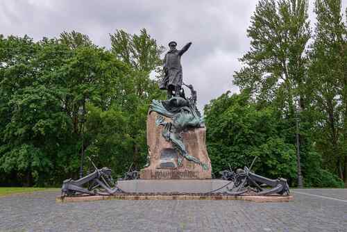 Лето в Кронштадте. Памятник адмиралу Макарову.