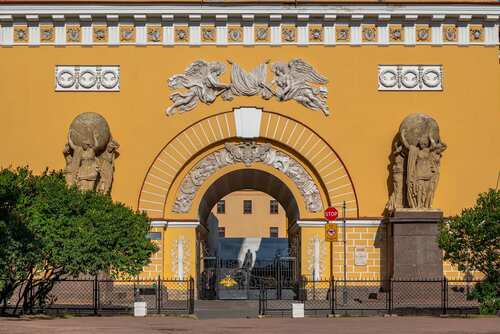 Нимфы на входе в Адмиралтейство
