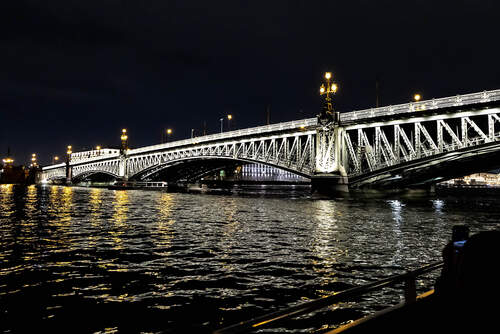 Троицкий мост особенно красив ночью