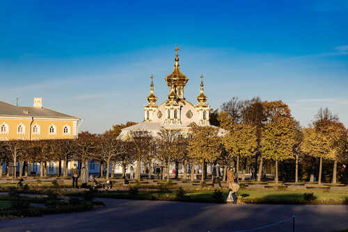 Верхний сад. Вид на купола Церковного корпуса