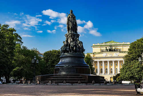 Памятник Екатерине Великой на площади Островского