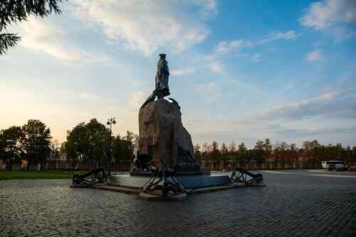 Памятник Макарову на Якорной площади