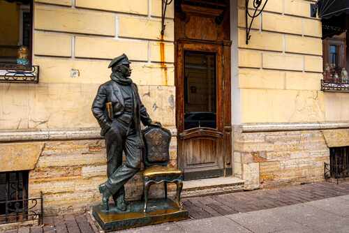 Памятник Остапу Бендеру на Итальянской улице