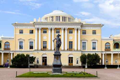 Памятник Павлу I на парадной площади перед дворцом