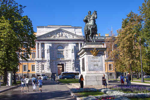 Памятник Петру у Михайловского замка