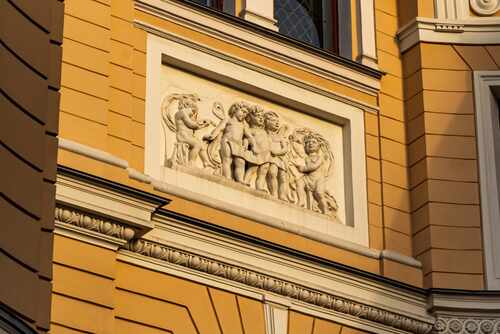 Барельефы на фасаде Придворной капеллы