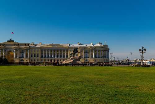 Сенатская площадь. Сента и Синод.
