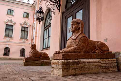 Сфинкы во дворе Строгановского дворца