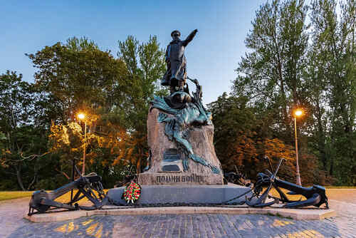 Вечерний Кронштадт. Памятник Макарову