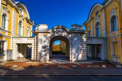 Ворота между корпусами. Музей семьи Бенуа