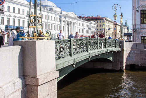 Зеленый мост на реке Мойке