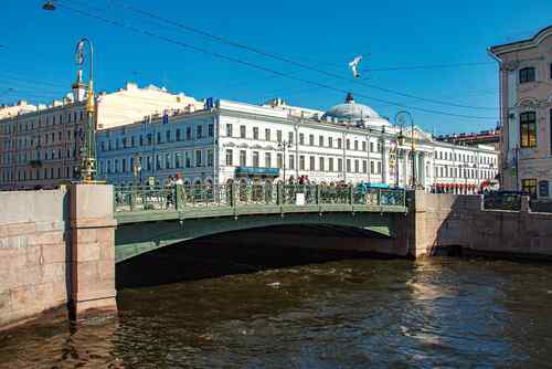 Зеленый мост на реке Мойке