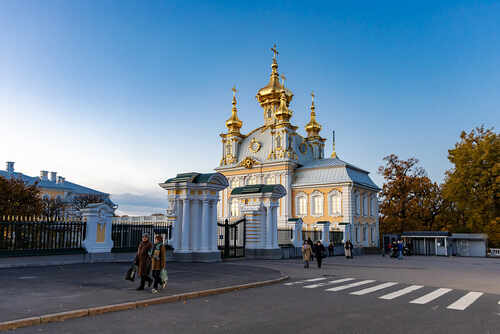 Вход в Церковный корпус у Петродворца