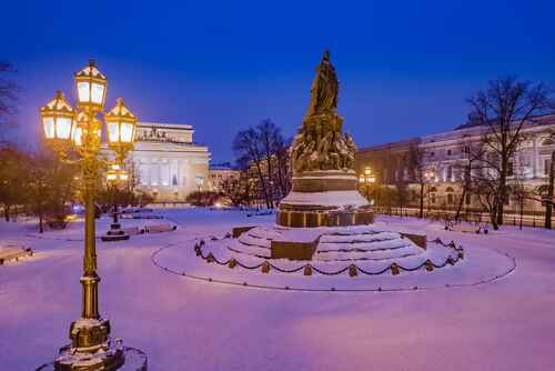 Зима. Памятник Екатерине II в Санкт-Петербурге
