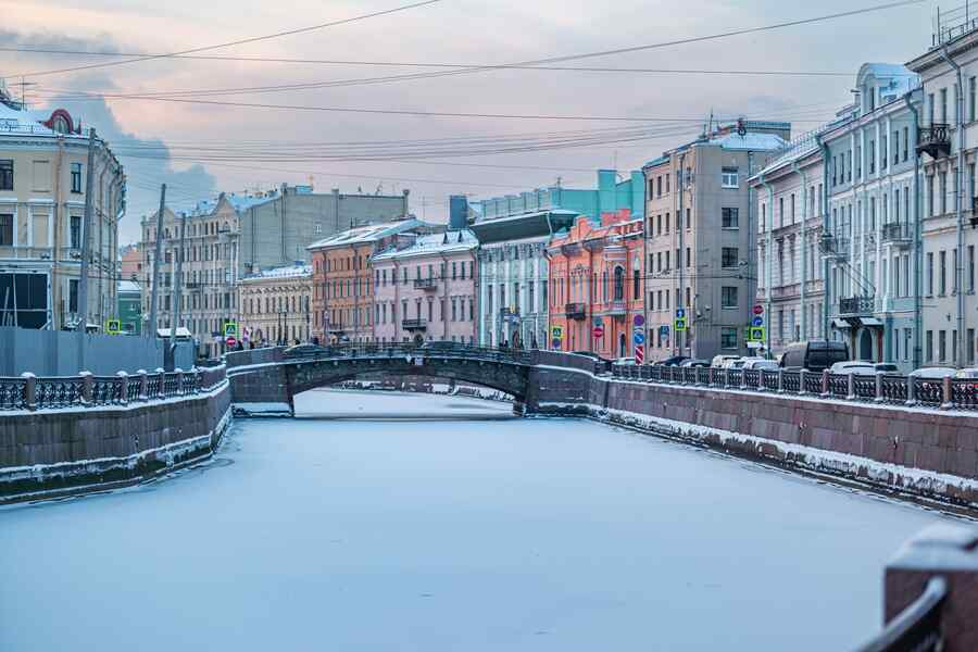 Река Мойка зимой. Большой Конюшенный мост.