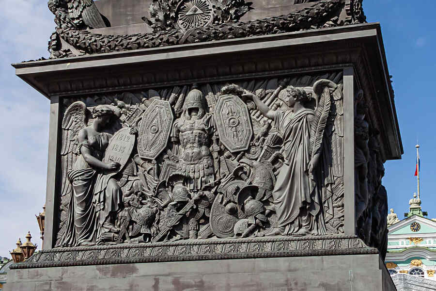 Барельеф на Александровской колонне