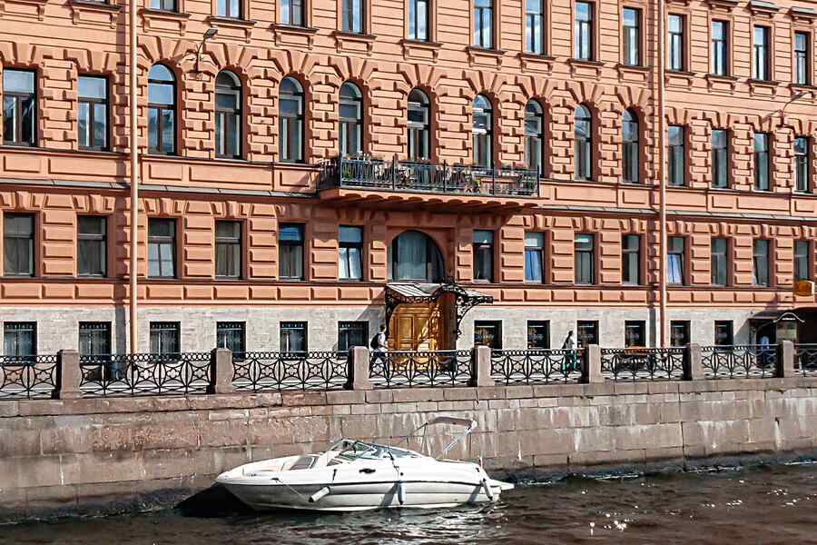 Фасад здания гостиницы Демута со стороны Мойки