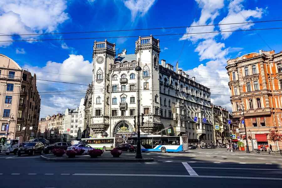 Дом с Башнями в летний день