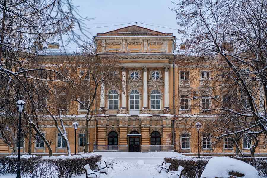 Главный фасад дворца Разумовского