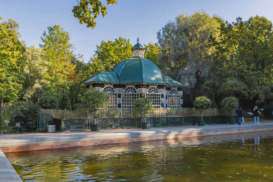 Павильон Вольер в Петергофе у Лебяжьего пруда