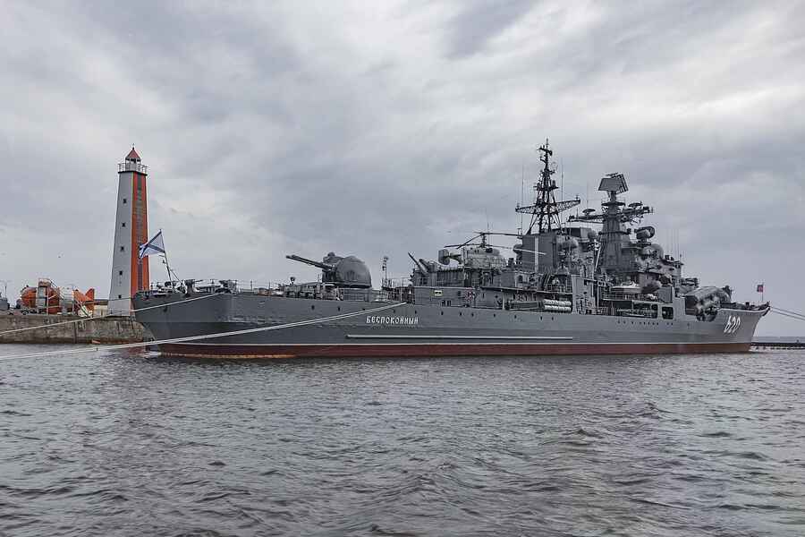 Майяк и крейсер Беспокойный вид с прогулочного катера