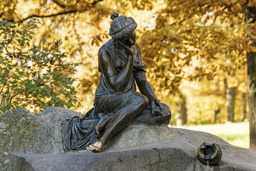 Девушка с кувшином. Осень в Царском селе