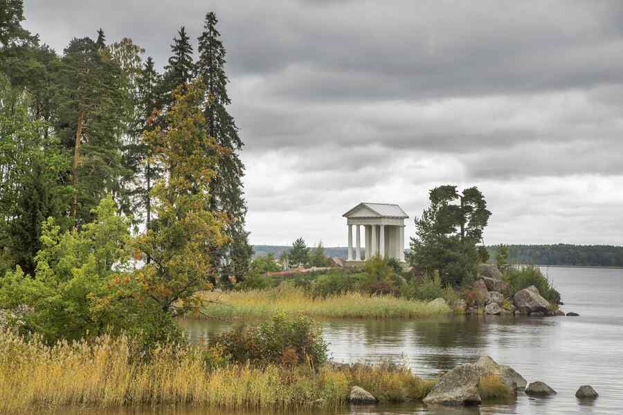 Осень в парке Монрепо. Храм Нептуна