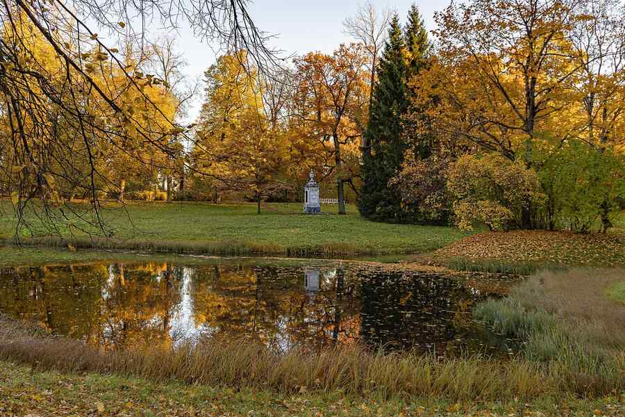 Осень в Царском селе. Памятник Ланскому