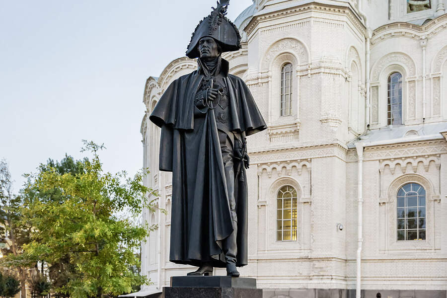 Памятник Ушакову у Морского собора в Кронштадте