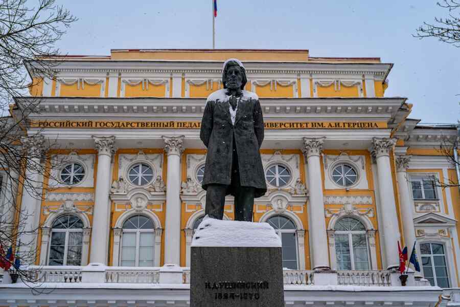 Памятник И.Д. Ушинскому