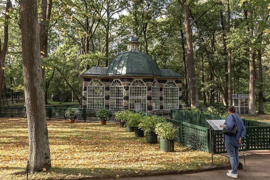 Вольер в Нижнем парке Петергофа
