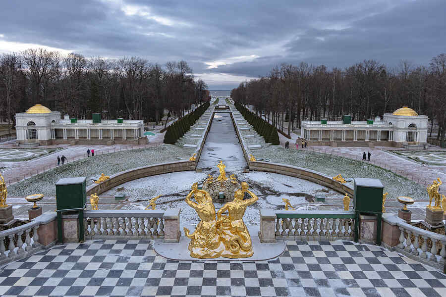 Аллея фонтанов зимой