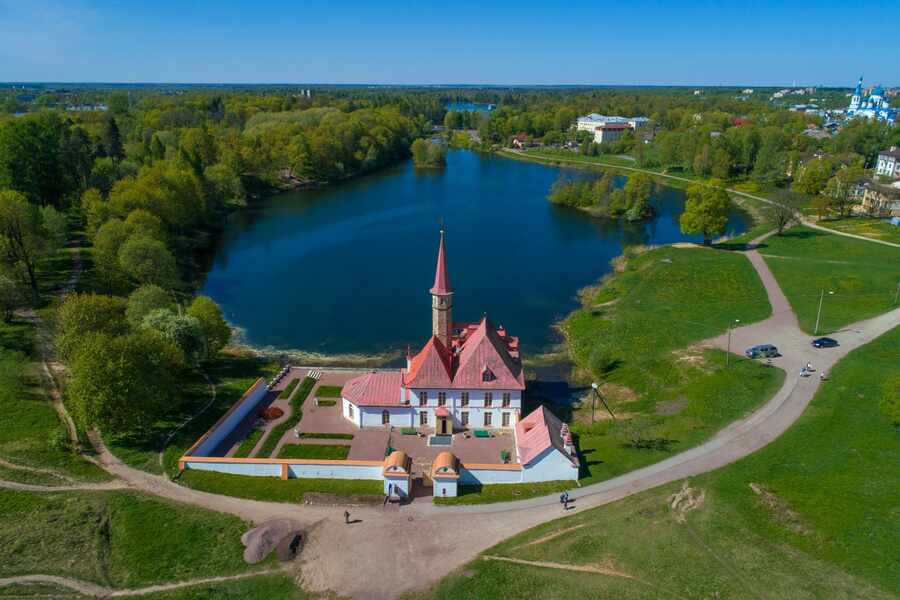 Приоратский дворец и Черной озеро
