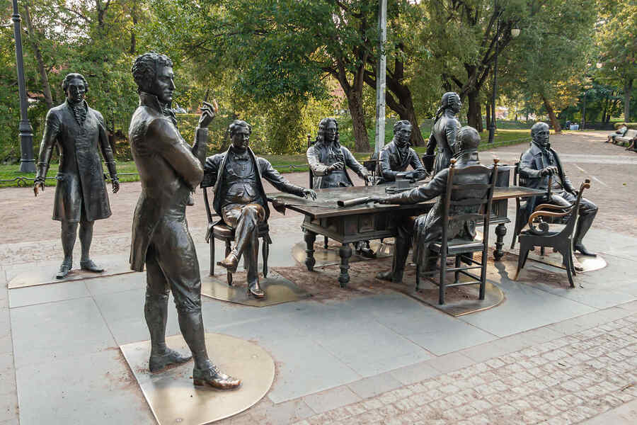 Скульптура в мини-городе Александровского парка