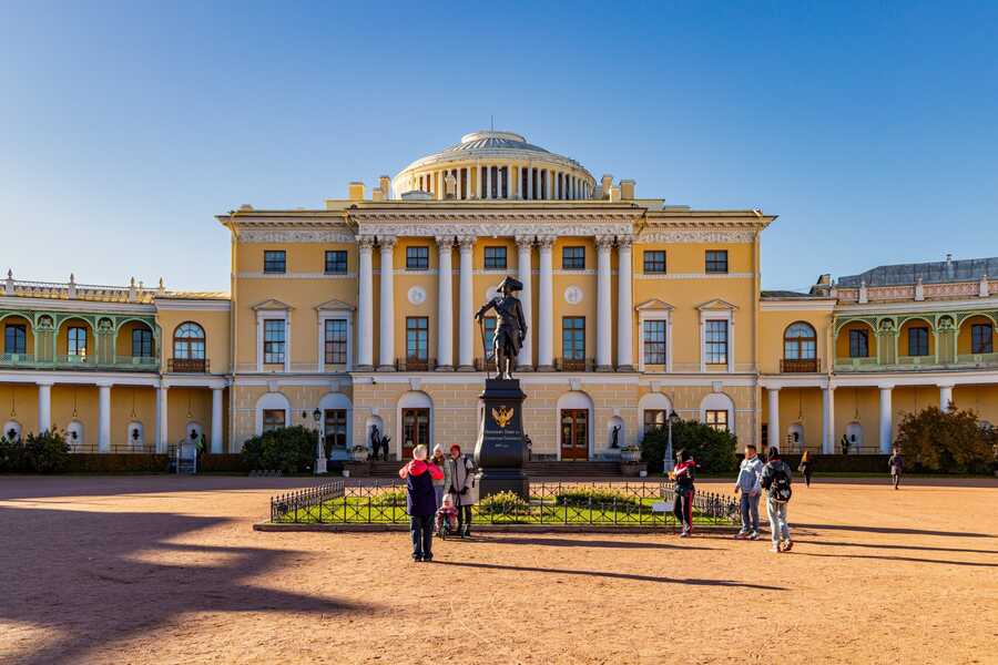 Туристы у памятника Павлу I в Павловске