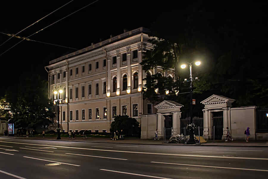 Аничков дворец вид с Невского вечером