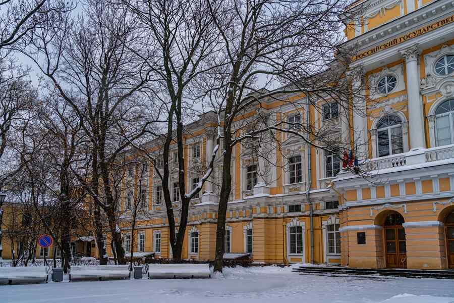 Внтуренний двор дворца Разумовскоого